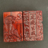 Bật lửa hột quẹt Zippo bằng gỗ chúa sơn lâm