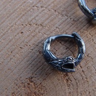 銜尾蛇蛇黑銀環形耳環一對 16 毫米 - 0.65 吋耶夢加得