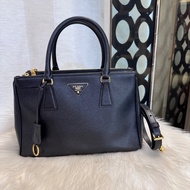 Prada 黑防刮皮殺手包