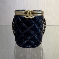 Chanel 黑色菱格紋圓筒包