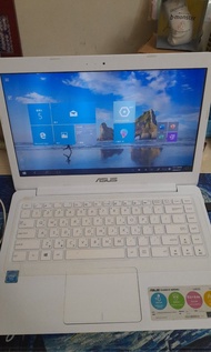 ASUS 13吋 白色筆電 二手 $2000