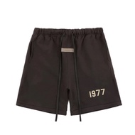 กางเกงขาสั้น FEAR OF GOD ESSENTIALS 1977 Sweat Shorts กางเกงขาสั้นกีฬาพิมพ์ลายกำมะหยี่
