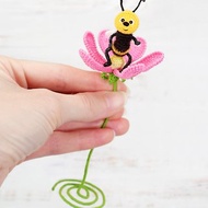 數位 Crochet pattern Micro Bee with flower, PDF Digital Download, DIY mini amigurumi