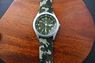 台灣精品,搭載日本 SEIKO 精工原廠 VX43 石英機芯強悍造型軍風防水石英錶,不鏽鋼製錶壳軍綠迷彩矽膠錶帶