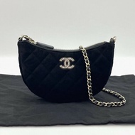 CHANEL 24vic黑金水鑽雙C絲絨鏈條月牙包 17*10*3.5 99新配件塵袋