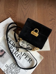 Ferragamo麂皮斜孭袋