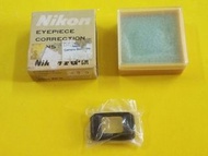Nikon -5 視力矯正片，原裝  “ eye piece HP ” -5  500度近視矯正鏡片,  合 Nikon “方型觀景窗” Nikon FG, EM,  但不適合 Nikon AF  自動對焦系列相機 F801, 90X, 100X， 和 Nikon FA, FM2, FE2, FM, FE...有原裝盒和包裝。🙏這個視力矯正片都可以適合用於其他方形觀景窗相機，例如 Canon 錦囊, Praktica MTL, B200, BC1, Minolta X300/XG等