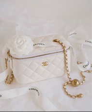 Chanel ❤️ full set brand new lambskin白色金球長盒子 💕