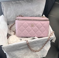 CHANEL 24S 粉紅色經典長盒子💕 荔枝牛皮 | 淡金扣 閑置品有塵袋盒 有扣膜 💰19999