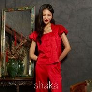 Shaka SS24 Chinois Mandarin Queen Top เสื้อครอปแขนกุด ผ้าซาตินและมีกระดุมจีน BL-8240108