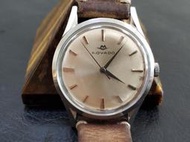 瑞士 MOVADO 手動男古董錶，表徑35不含把頭，刚洗油，走時正常。  不防水不防磁不防摔。二手商品不退