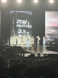 誠收nmixx 港場簽名海報