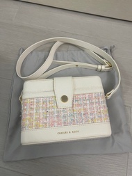 Charles & Keith 小香風白色盒子斜孭袋
