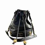 CHANEL魚子醬雙 C logo黑金金球水桶包