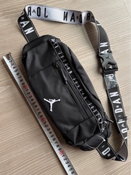 有瑕疵&gt;&gt;&gt;全新正品Nike Air Jordan Crossbody Bag腰包胸包側肩包背包 耐吉官方正品9A0133-023黑色NT.700請想清楚再購買Michael Jeffrey Jordan調節帶 男女同款中性 不是正品我吃掉