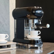 SMEG ECF01BLEU 50 年代復古風格的義式濃縮咖啡機 。黑色。（ 出口版 ）