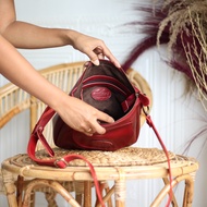 TAS SELEMPANG WANITA KULIT ELLENA MAROON / FREE GRAVIR NAMA DI GANTUNGAN TAS