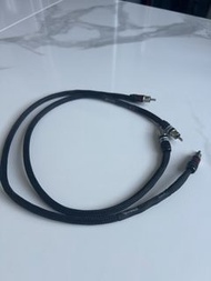 放售美國經典發燒線 Kimber Kable Hero 0.75米 RCA 訊號線一對。採用經典 GyroQuadratic 4線幾何交叉編織技術。0.75米短線身非常適合器材疊放，聲音背景更乾淨、中