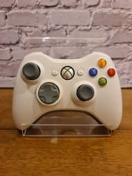 จอย Xbox 360 wirelessไร้สายสีขาว ของแท้มาจากญี่ปุ่นสามารถเสียบใช้ได้กับเครื่อง Xbox360ได้เลยหรือใช้กับคอมพิวเตอร์และ Notebookโดยหา Receiver มาเพิ่ม  เป็นสินค้ามือสองของแท้มาจากญี่ปุ่นสภาพดีมีรอยบ้างเล็กน้อยใช้งานได้ตามปกติทุกอย่างขายตัวละ 690 บาท