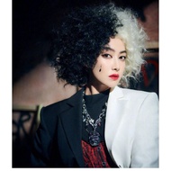 假发[Free Shipping] Cruella European American Yin Yang Head COS Wig Short Curly Hair Black White Witch
