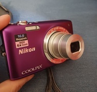 清 99%新【Nikon Coolpix S2700 紫色套裝｜16MP｜6x 光學變焦｜連原裝電池 + 充電器 + 相機袋】
