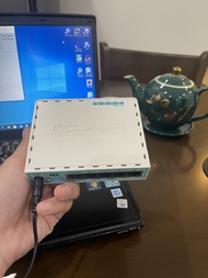 Thiết bị cân bằng tải router MikroTik RB750Gr3 (hEX) chịu tải 80 - 100 user like new còn đẹp lắm