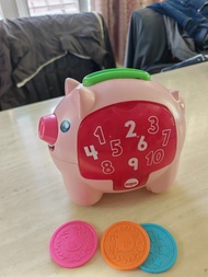 Fisher-Price 費雪 歡笑學習系列的「Smart Stages 聰明階段小豬錢罌」嬰幼兒互動學習玩具，附帶彩色硬幣。主要特色：具備 Smart Stages 智慧階段學習技術，會隨著寶寶成長