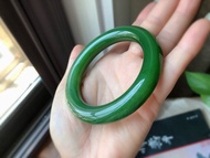 天然和田玉 碧玉手鐲超美菠菜綠胖圓條稀有7號坑圈口5.55