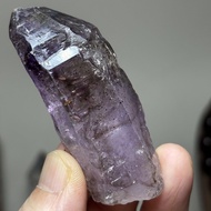 津巴布韋超七水晶原石～全方位的高頻共生礦物，具備平衡七大脈輪、招財、助人緣與放大其他水晶能量的綜合功效。