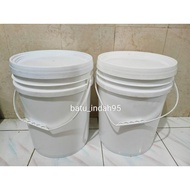 25kg Plastic Bucket Plain White Bucket Complete with Sealed Lid (USED LIKE NEW) tong air