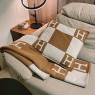 Hermes Avalon 抱枕 + 薄毯
