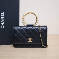 CHANEL 21ACF旋鈕WOC19黑色羊皮晶片開金扣珍珠圓環手柄肩背包