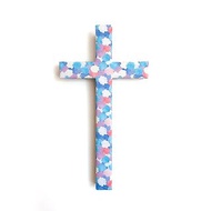 起初壁掛彩色十字架。碎花-藍白紫粉紅