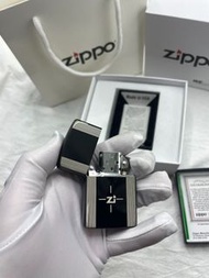 Zippo黑冰Z標十字雕刻打火機 機身質感厚重 細節很精致  收藏送禮都很合適