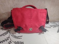 Crumpler 紅色相機袋 ( 可裝一機兩鏡）