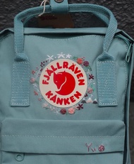 群山花園-Kanken mini / 天空藍(501)-手工刺繡設計客製