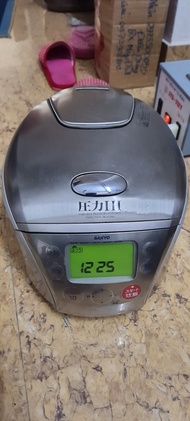 Nồi cơm điện cao tần áp suất Sanyo mặt quỷ 1L nhật bãi