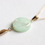 レジンアート　ラウンドモチーフと葉っぱチャームのペンダント・初音