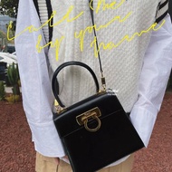 FERRAGAMO 黑色金扣小號  博物館手提斜背包20*18*9 98新配件塵袋