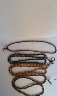 半價清貨，沉香木珠串，一條6mm三條8mm.可作三或四行手串佩戴，長約24/32寸，原價每條一百五十元現四條共售三百元，多量價錢再可商議。no.6.9.26