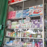 etalase kaca bekas 2 pintu atas bawah harga blom termasuk.ongkir
