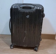 MIHK 25吋 行李箱 行李喼 旅行喼 旅行箱，箱身係深灰色， 未撕膠膜，整體仲係好實淨。四個轆都轉得順，拉桿都正常。
旺角地鐵交收