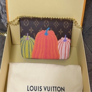 向大師致敬 LV M82108x草間彌生聯名限量南瓜印花鍊帶輕巧斜背包