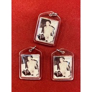 Luang Phor Kuay 龙婆贵 佩戴龙婆贵圣物的功效均用一句话叙述："Mai Ord,Mai Yaa, Mai Yak, Mai Jon, Mai Tam Gua Kun, Mai Jon G