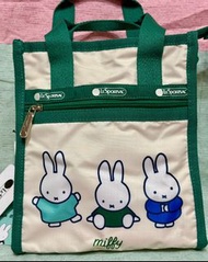 全新LeSportsac與Miffy米菲兔聯名 MINI N/S TOTE，小巧手提袋斜孭袋斜背包。尺寸：21 cm ×19 乘以底闊7cm。可在屯馬綫烏溪沙站至土瓜灣沿途各站交收。