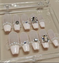 高級感粉白法式  ピンク ベージュ手工美甲   blingbling 甲片 珍珠款 gel甲 穿戴甲  假甲   nailart 現貨   透明盒裝 實拍圖 M size