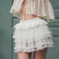 LUCA STUDIO_Elvira skorts - กระโปรงสั้นผ้าตาข่ายอัดพลีด สีขาว ระบายซ้อนชั้น ชายกระโปรงตกแต่งลูกไม้ ซ