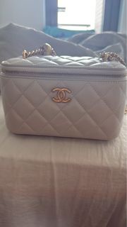 Chanel 金色心形扣 方盒子手袋