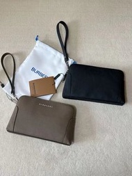 BURBERRY 字母徽標拉鍊開合荔枝紋小牛皮商務手機包手拿包銀包錢包