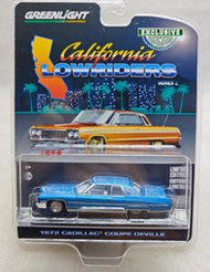 綠光1:64 加州低趴2 1972凱迪拉克Coupe deVille 淺藍色 硬卡板